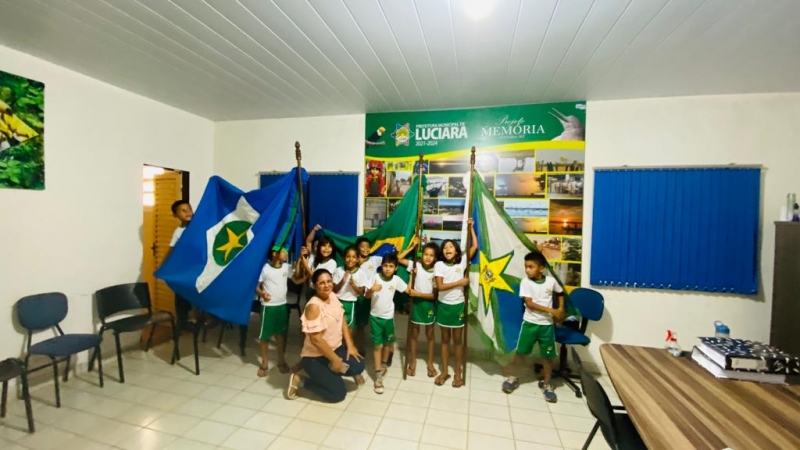 Estudantes da Escola Municipal Raimundo de Pano exploram o gabinete do Prefeito