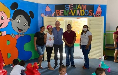 A Prefeitura de Luciara instala os brinquedos na Creche Pequeno Polegar